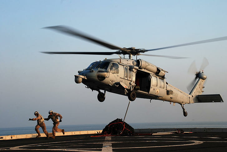 Морские пехотинцы убегают от Mh-60s после прикрепления груза, серый вертолет, военные, морской ястреб, флот США, самолеты, HD обои