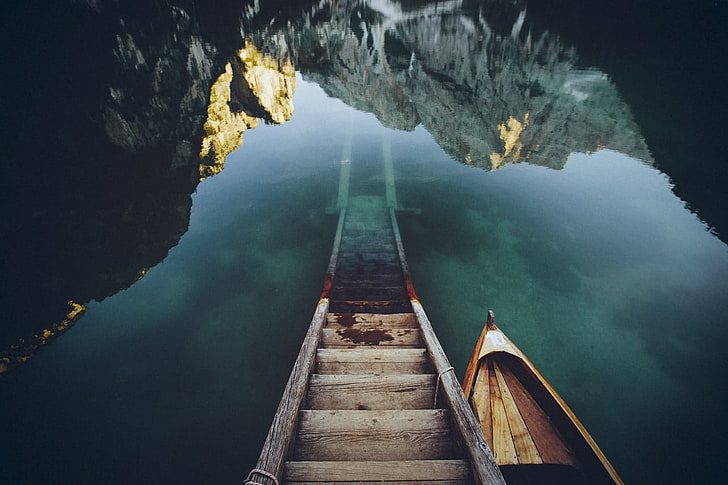 лестница, проходящая через воду рядом с лодкой, пейзаж, горы, лодка, природа, озеро, облака, HD обои