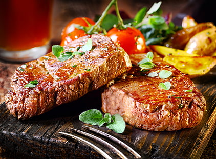 zwei gebratene Fleischkoteletts, Gemüse, Fleisch, Tomaten, Steaks, HD-Hintergrundbild HD wallpaper