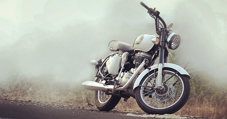 moto standard blanc et noir, Royal Enfield, moto, brume, Fond d'écran HD