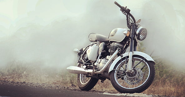 бял и черен стандартен мотоциклет, Royal Enfield, мотоциклет, мъгла, HD тапет HD wallpaper