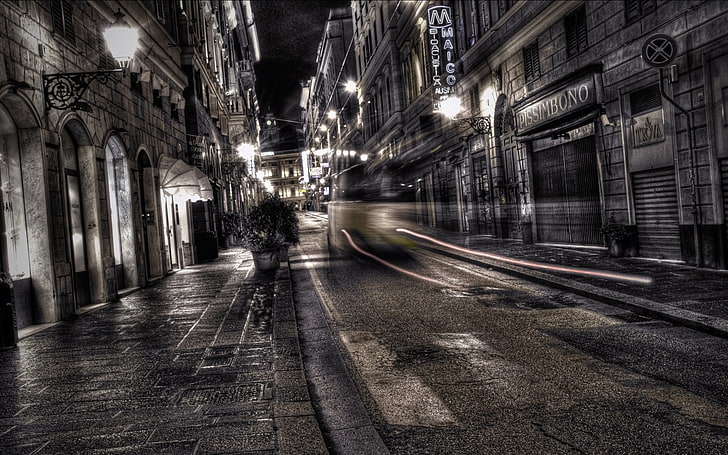 betonowa droga pomiędzy budynkami, miasto, czarno-białe, ulica, ulica, noc, ruch uliczny, hdr, Tapety HD