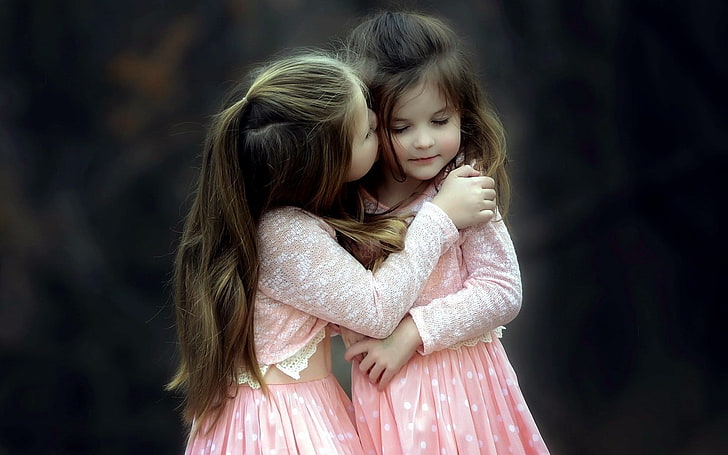 Сестры Kiss, платье девушки с розовыми и белыми длинными рукавами, Малышка, девушки, дети, поцелуй, HD обои