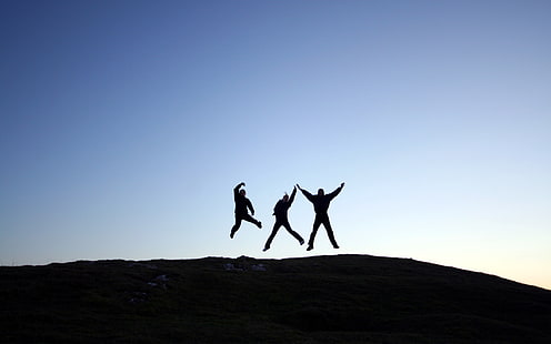 siluet tiga orang sambil lompat ilustrasi, orang, lompat, bukit, bayangan, siluet, Wallpaper HD HD wallpaper