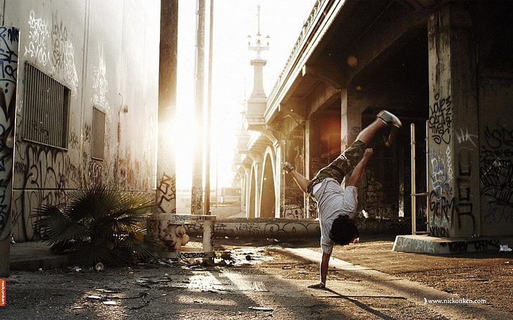 marco de metal blanco y negro, breakdance, urbano, luz solar, puente, bailarín, Fondo de pantalla HD