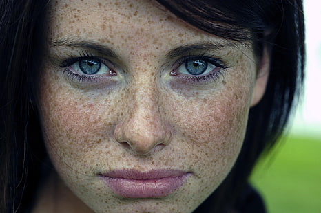 веснушки, голубые глаза, лицо, крупным планом, глаза, женщины, брюнетка, HD обои HD wallpaper
