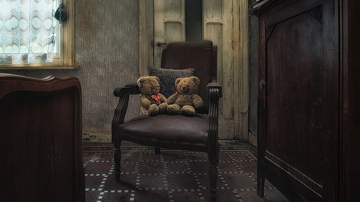 две плюшени играчки от кафява мечка върху кафяво дървено кресло, интериор, стая, стол, стена, шкаф, плюшени мечета, възглавница, прозорец, врата, изоставени, HD тапет