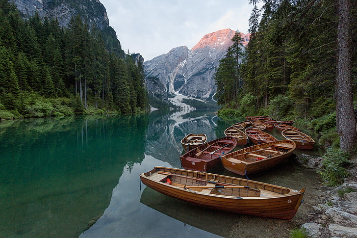 brązowo-czarna drewniana łódź, krajobraz, rzeka, las, góry, Tapety HD