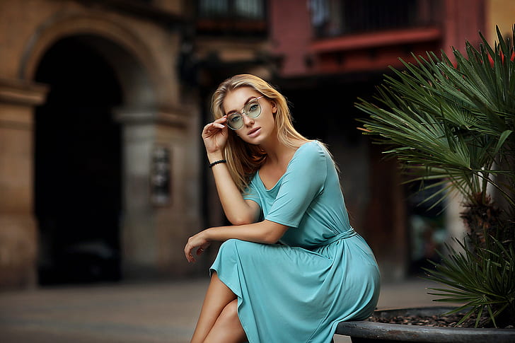 жени, Дмитрий Архар, блондинка, седнал, портрет, рокля, жени с очила, HD тапет