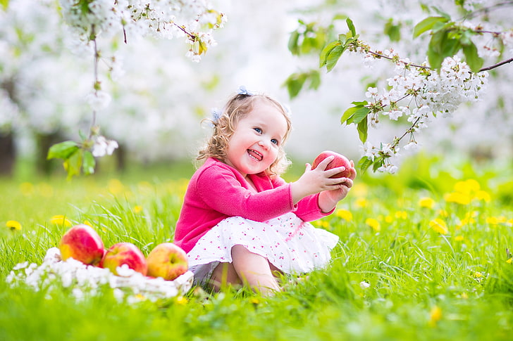 Kemeja lengan panjang merah muda gadis dan rok putih, kegembiraan, bunga, anak, musim semi, rumput, gulma, bayi, pohon berbunga, Wallpaper HD