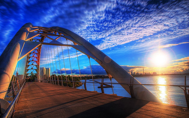 Cityscape, jembatan, matahari terbenam, awan, laut, langit, sinar matahari, Wallpaper HD