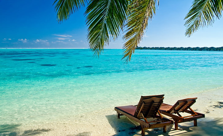 Leżaki na plaży, dwa brązowe drewniane salony zewnętrzne, pory roku, lato, plaża, krzesła, pokład, Tapety HD