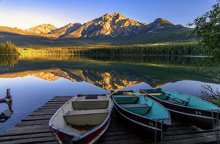 there assorted-color row boats, nature, photography, landscape, morning, sunlight, lake, boat, forest, mountains, reflection, Jasper National Park, Canada, HD wallpaper