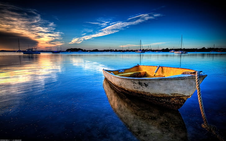 Wyjątkowa łódź zakotwiczona, biało-brązowa drewniana łódź, zachód słońca, sceneria, Tapety HD