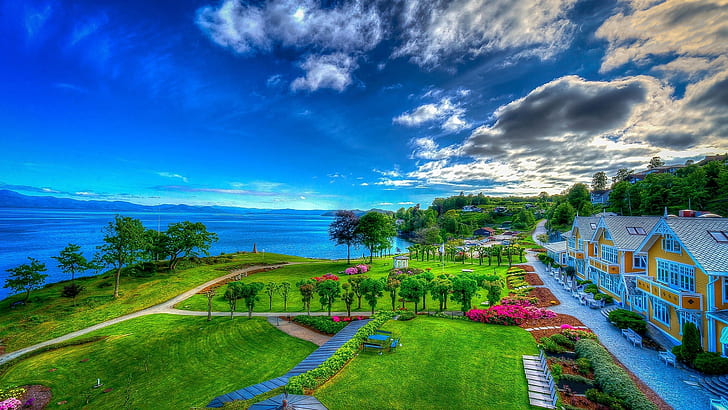 รีสอร์ทริมทะเลที่สวยงามถนนทะเลต้นไม้หญ้าสีเขียวดอกไม้วอลเปเปอร์ HD สำหรับเดสก์ท็อปของคุณ 1920 × 1080, วอลล์เปเปอร์ HD