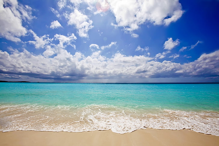 جسم الماء يلوح على شاطئ البحر تحت السماء الملبدة بالغيوم ، المناظر الطبيعية، خلفية HD