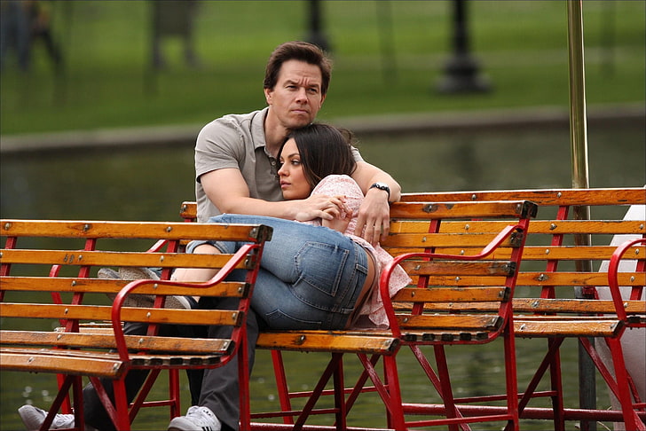 szara koszulka polo męska, Mark Wahlberg, Mila Kunis, aktor, ściska, park, Tapety HD