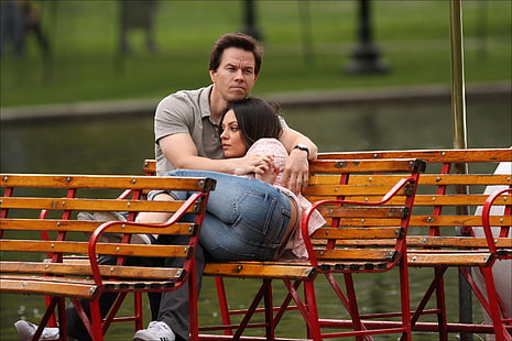 szara koszulka polo męska, Mark Wahlberg, Mila Kunis, aktor, ściska, park, Tapety HD HD wallpaper