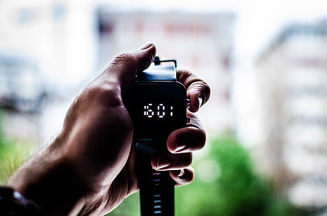 czarny smartwatch, zegarek na rękę, dłoń, figurki, Tapety HD HD wallpaper