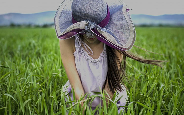 Mood Girl Hat Field, дамска лилава рокля без ръкави и сива флопи шапка, настроение, момиче, поле, HD тапет