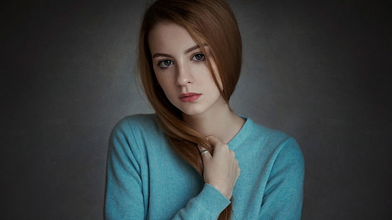 женщины, модель, фотография, длинные волосы, брюнетка, голубые глаза, веснушки, смотрит на зрителя, портрет, синий свитер, HD обои HD wallpaper