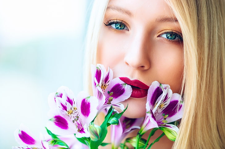 kobiety, modelka, Ania Dziubak, niebieskie oczy, kwiaty, blondynka, twarz, portret, proste tło, Tapety HD