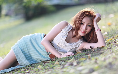 Leende asiatisk tjej liggande mark, leende, asiat, flicka, ligga, mark, HD tapet HD wallpaper