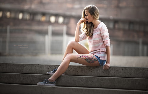mujer, modelo, cabello largo, rubio, shorts de jean, piernas, tatuaje, sentado, profundidad de campo, Fondo de pantalla HD HD wallpaper
