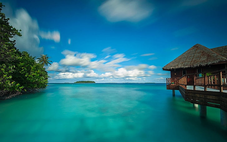 cabane en bois marron, nature, paysage, bungalow, mer, nuages, passerelle, plage, Maldives, arbres tropicaux, été, turquoise, eau, Fond d'écran HD