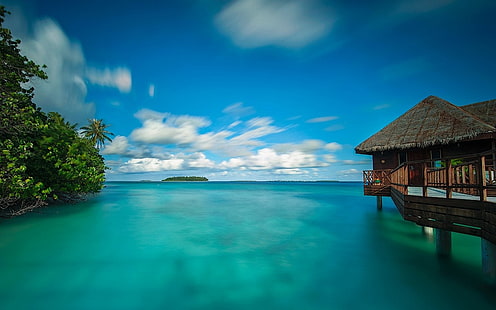 capanna di legno marrone, natura, paesaggio, bungalow, mare, nuvole, passerella, spiaggia, Maldive, tropicale, alberi, estate, turchese, acqua, Sfondo HD HD wallpaper