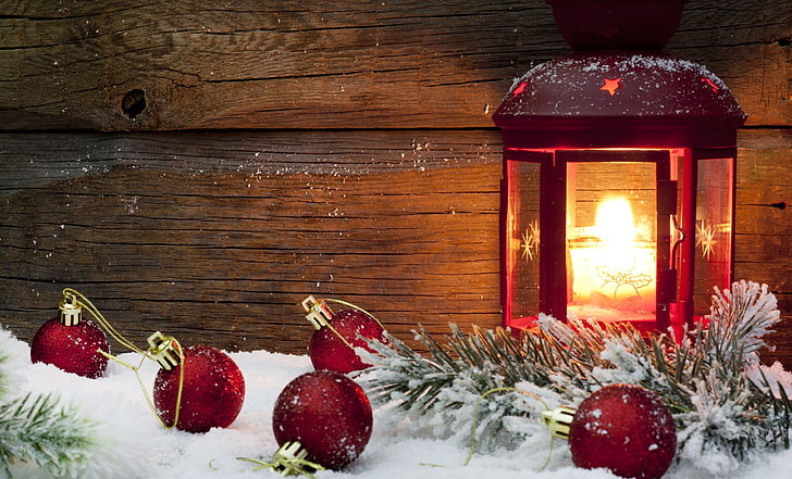 красные безделушки, зима, снег, красный, фон, огонь, праздник, шары, обои, игрушки, новый год, свеча, фонарь, широкоформатные, елочные украшения, полноэкранные, HD обои, HD обои