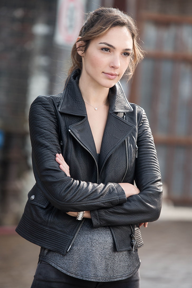 Gal Gadot, Gal Gadot, actress, leather jackets, jacket, brunette, looking away, looking into the distance, necklace, arms crossed, black jackets, HD wallpaper