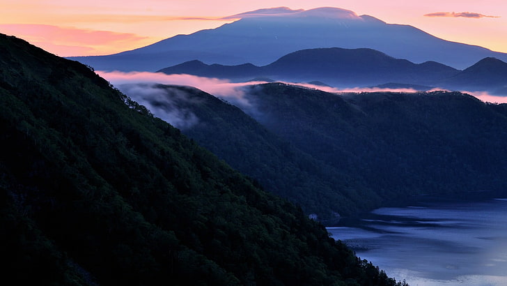 Berge in der Nähe von See bei Sonnenuntergang, Hügel, Bäume, Wasser, Berge, Landschaft, HD-Hintergrundbild