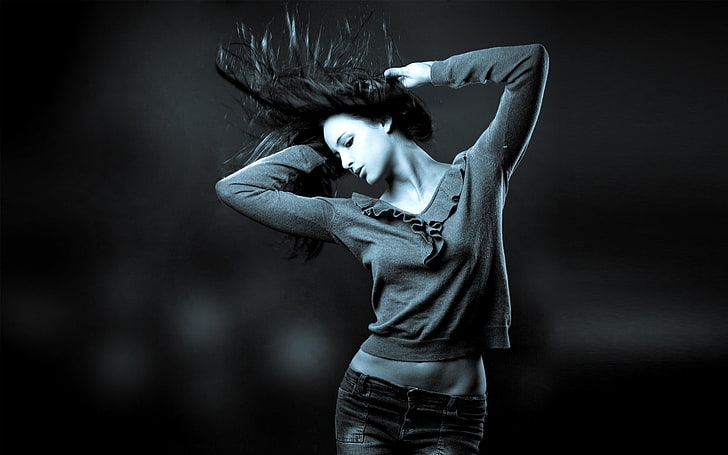 женская серая рубашка с длинными рукавами, энергия, девушка, синий, серый, движение, спорт, танцы, джинсы, брюнетка, HD обои