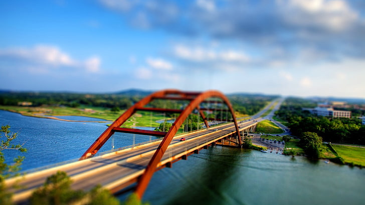 fotografi miniatur jembatan oranye dan coklat, jembatan gantung melintasi badan air di bawah langit berawan pada siang hari, tilt shift, sungai, jembatan, jalan, minimalis, Austin (Texas), buram, Wallpaper HD