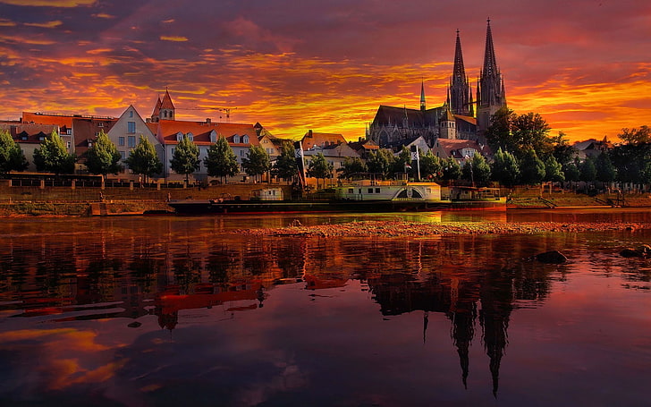 Landschaftsfotografie von Gewässer und Hochhäusern, Regensburg, Sonnenuntergang, Donau, Fluss, Wolken, Boot, Gebäude, HD-Hintergrundbild