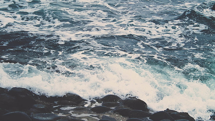 Wellenartig bewegendes Meer gegen Felsen, Wellen, Meer, HD-Hintergrundbild