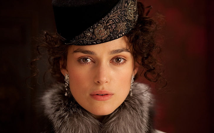 top da donna con cappello nero e pelliccia, keira knightley, bruna, abbigliamento, pelliccia, occhi marroni, attrice, Sfondo HD