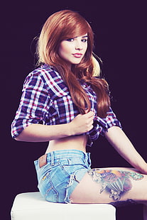 camicia da donna a maniche lunghe abbottonata scozzese viola, rossa e bianca e pantaloncini di jeans blu, donna, modello, rossa, pantaloncini di jeans, tatuaggio, Sfondo HD HD wallpaper