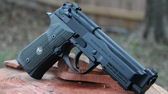 Pistola semiautomática negra sobre superficie de madera marrón, Beretta 92 FS, pistola, Ejército de EE. UU., Fondo de pantalla HD HD wallpaper