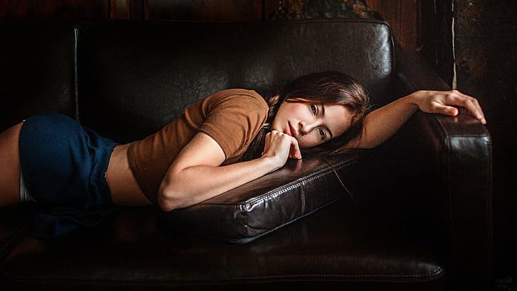 жени брюнетка лежи на предната пола дупе шумен диван Георги Чернядиев, HD тапет