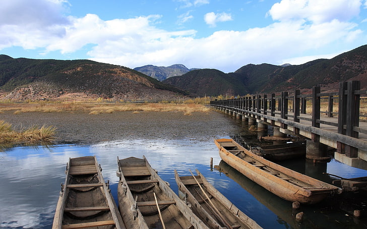Красив пейзаж на Китайското езеро Lugu Wallpaper 02, четири кафяви канута, HD тапет