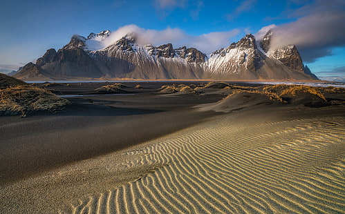 кафява и бяла планина, заобиколена от пясък, Исландия, Исландия, пясъци, хребети, Mt, Исландия, кафява, бяла планина, плаж, крайбрежие, вълни, облак, пейзаж, пясъчни дюни, природа, планина, живопис, пясъчна дюна, пустиня, сняг , пясък, на открито, HD тапет HD wallpaper
