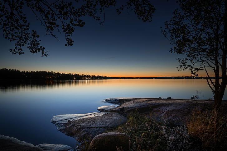 日没時に森の近くの湖、夕方、湖、森、日没、ニコンd600、ニッコール、35 mm、コトカ、フィンランド、青、穏やか、夜、岩、自然、反射、風景、水、木、風景、静かな情景、空、屋外、夕暮れ、 HDデスクトップの壁紙