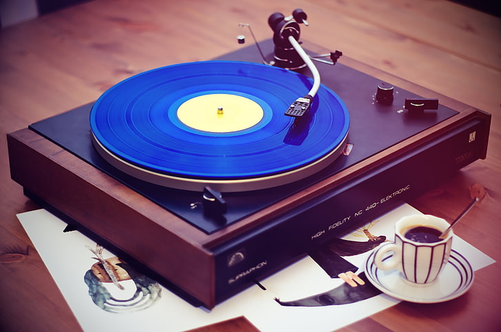schwarzer, brauner und blauer Schallplattenspieler, Vintage, Kaffee, Vinyl, Musik, HD-Hintergrundbild