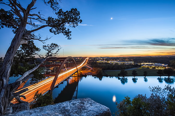 夜の時間経過の写真撮影、橋、都市、ライト、川、月、夕方、抜粋、米国、オースティン、テキサスで茶色の吊り橋、 HDデスクトップの壁紙