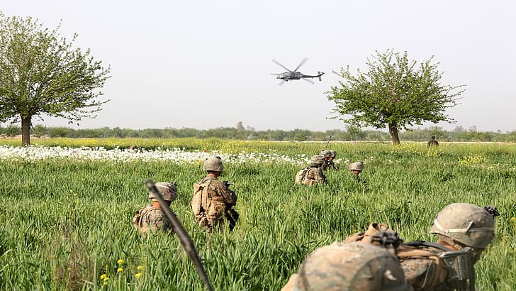 Marines americani, guerra in Afghanistan, uomini, soldato, uniforme, erba, elicotteri, aerei, alberi, casco, pistola, Sfondo HD