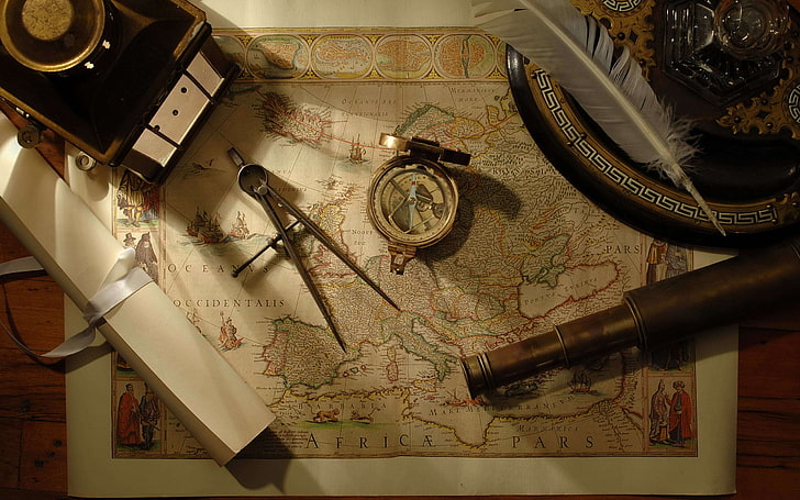 ヴィンテージのヨーロッパの地図、コンパス、地図、ツール、羽、巻物、望遠鏡、木製の表面、 HDデスクトップの壁紙