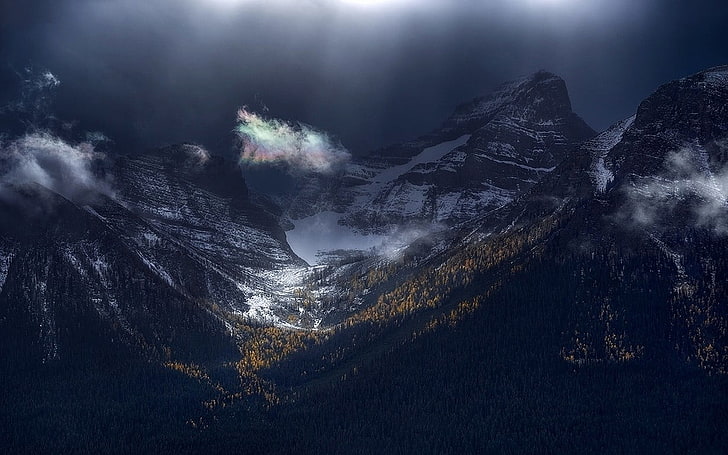 brązowe góry, przyroda, krajobraz, góry, las, promienie słońca, zaśnieżony szczyt, Park Narodowy Banff, chmury, Kanada, Tapety HD