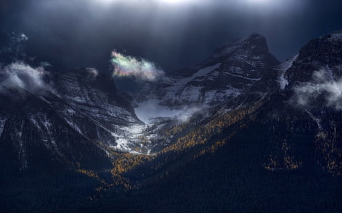 brązowe góry, przyroda, krajobraz, góry, las, promienie słońca, zaśnieżony szczyt, Park Narodowy Banff, chmury, Kanada, Tapety HD HD wallpaper